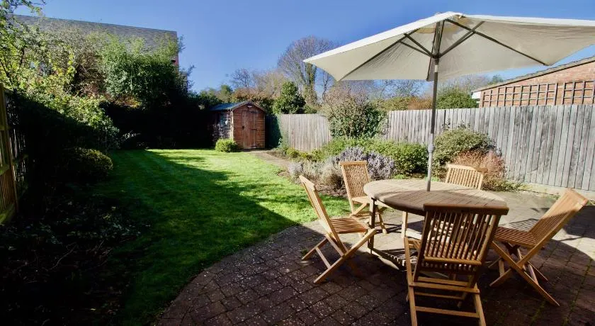 Modern 3 Bed House with Garden and Parking - Image 1