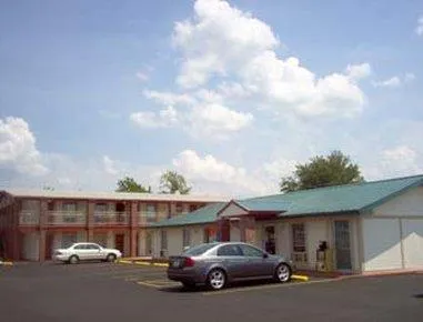 Super 8 by Wyndham Fenton/St Louis Area - Image 1