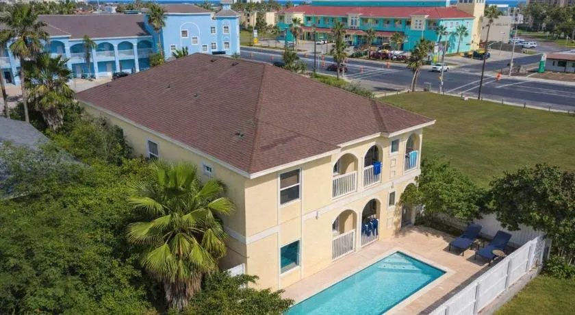 Oversized 2 Bedroom Modern Pool Near Beach - Image 1