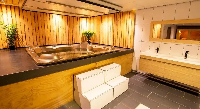 Luxus Familienvilla mit Jacuzzi & Sauna - Image 1