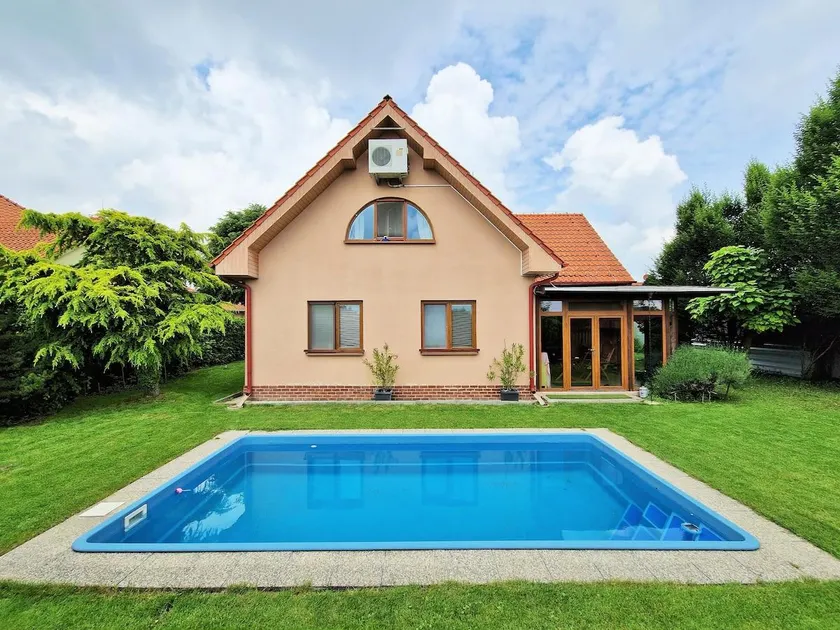 House with 3 bedrooms and pool - Image 1