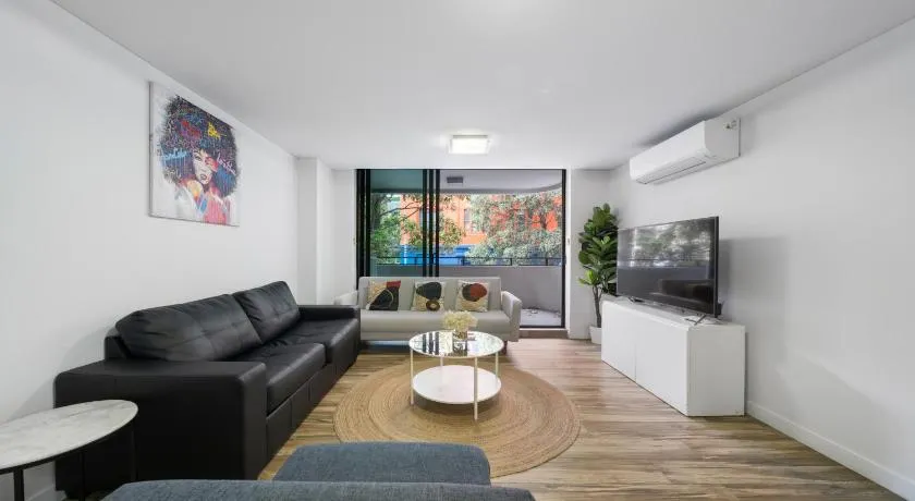 Spacious 3BR Apt with Parking Walk to ICC & Darling Harbour & CBD & Chinatown - Image 1