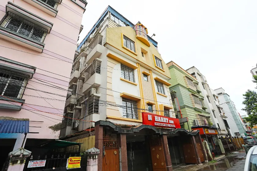 OYO Harry Inn Near Acropolis Mall - Image 1