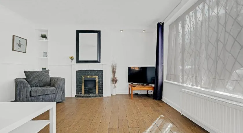 Elegant 5 Bedroom and 3 Bathroom Home in St Annes - Image 1
