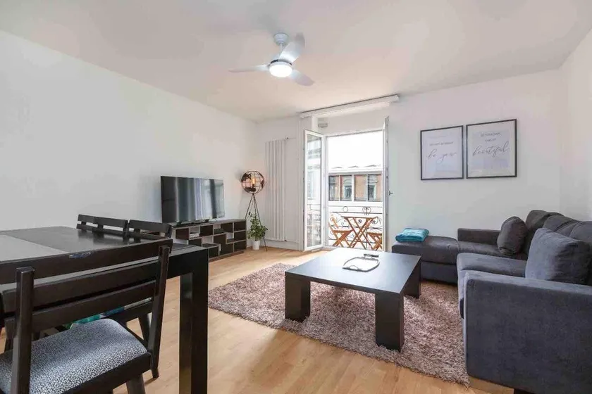 KAYA Zurich Apartment 2A - Downtown 2BR Apt with Balcony - Image 1