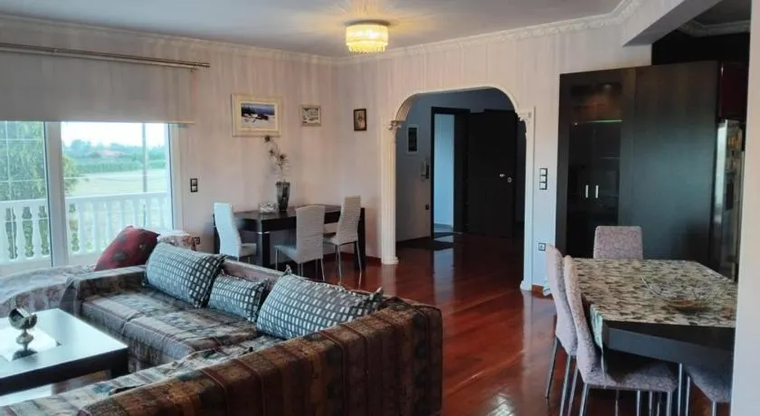 Large Garden Family Apartment - Image 1