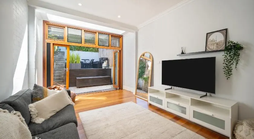 Spacious Glebe Luxe House 2BR, 2BA, Free Lockable Parking and Entertainer's Kitchen - Image 1