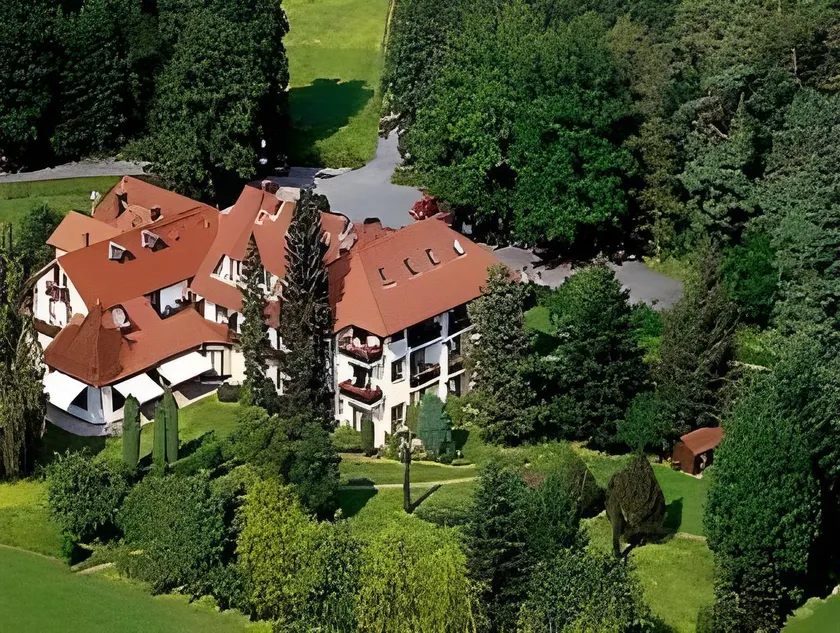 Landhotel Waldhaus - Image 1