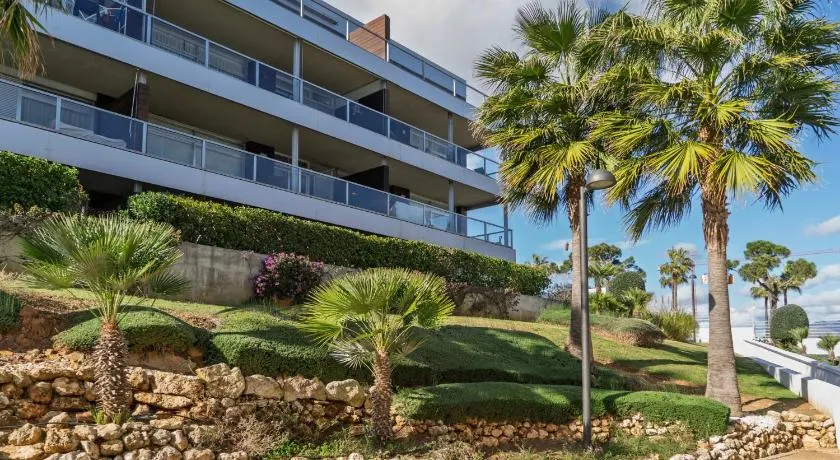 Spacious 3-Bedroom Garden Apartment and Indoor Community Pool - Image 1