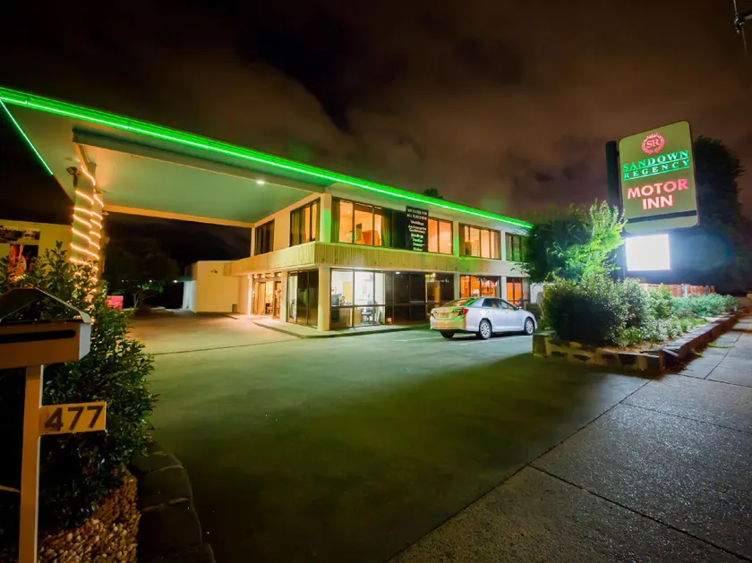 Sandown Regency Hotel & Apartments - Image 1