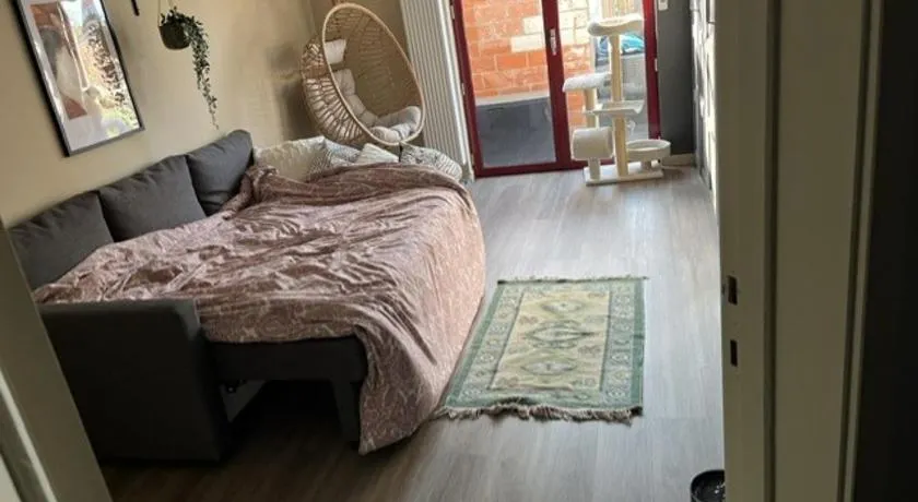 Room 1 km from tomorrowland - Image 1