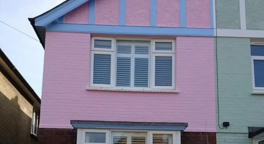 Charming pink house with perfect location - Image 1