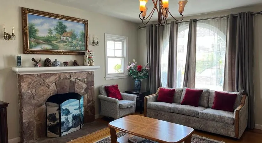 Cozy Affordable Private Rooms near Grand Ave Miller - Image 1