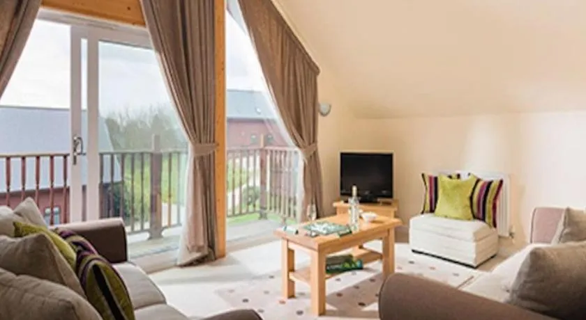 Puffin Hot tub Lodge, 4 bedrooms Resort, Pool,Gym,Bar - Image 1