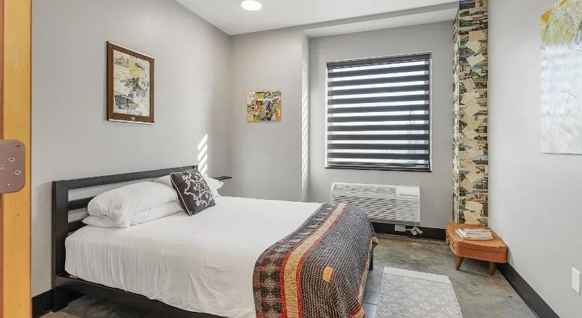 Modern Family suite for 5 near St Louis with pool - Image 1