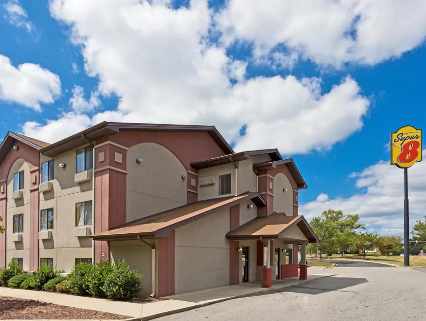 Super 8 by Wyndham Lexington Park/California Area - Image 1