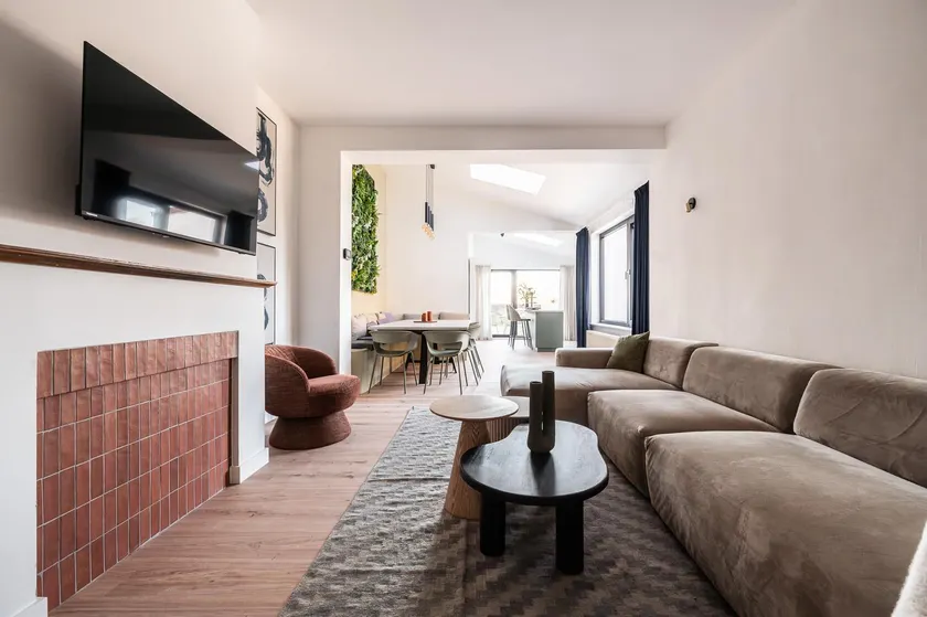 Spacious 5-room house near Brussels with private parking - Image 1