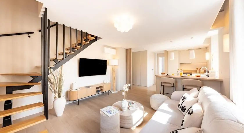 Picasso 2 Elegant duplex - Master suite, 2 bathrooms, 3 rooms - Image 1