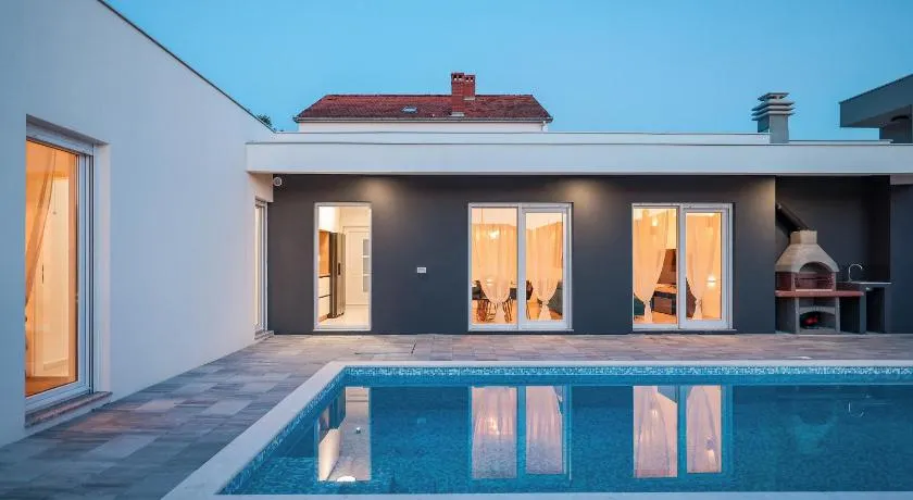 Villa La Reina - Private Heated Pool & Garden - Image 1
