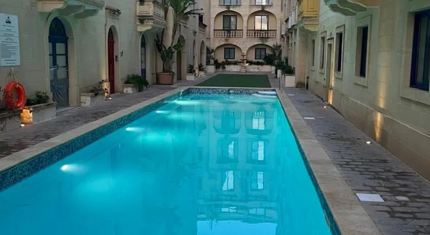 Apartment with pool - Image 1