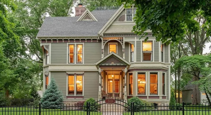 Take 5 Rendezvous at Hoffman House Fairbury-Entire Home - Image 1