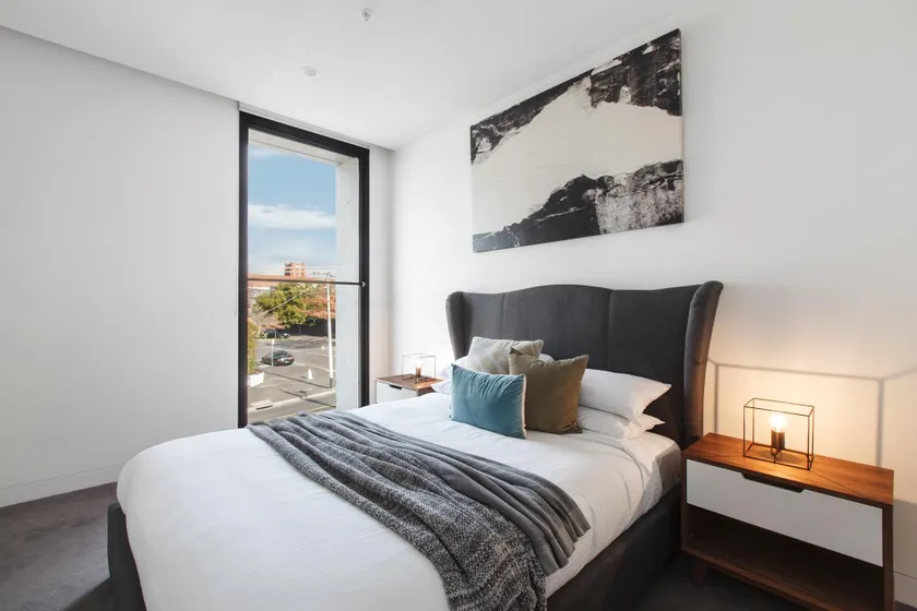 Chic 1-bed With a Sleek Balcony Near Shops - Image 1