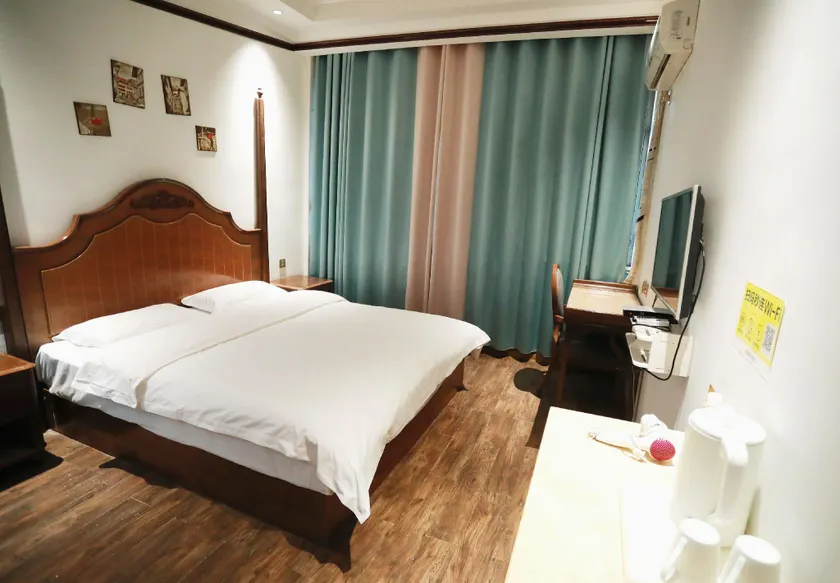California Hotel (Qingfeng Branch) - Image 1
