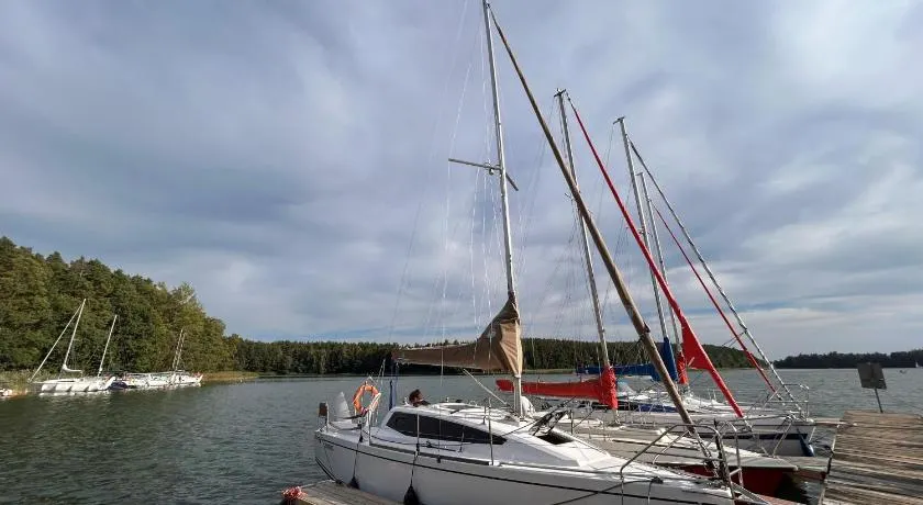 Maxus 24 evo na Wdzydzach - wymagane uprawnienia sternika jachtowego, OC sternika, NNW załogi - Image 1