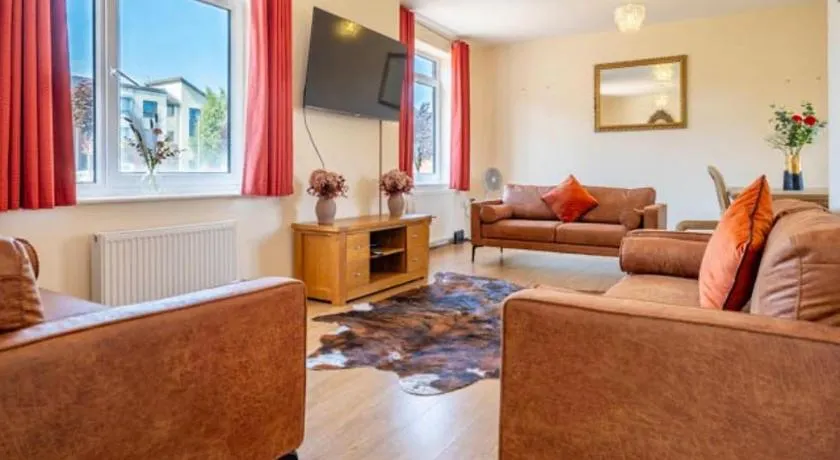 14 Guests-6 Bedroom House free parking - Image 1