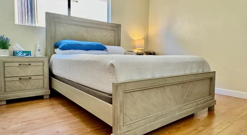 Proper Stays at Melrose - West Hollywood Premium R suite - Image 1