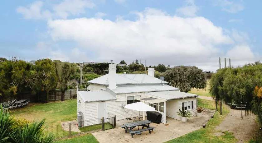 Clifftop Cottage at The Portsea Camp - Image 1