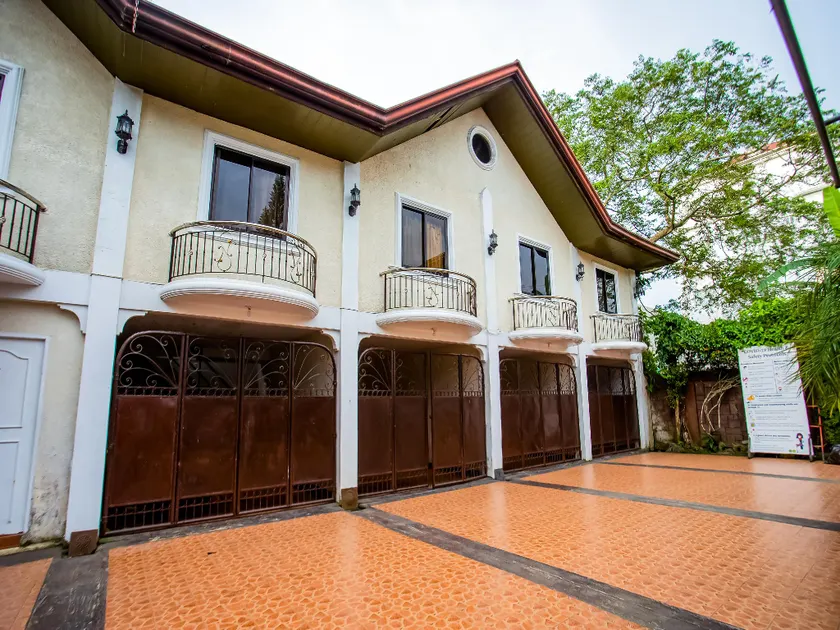 OYO 812 Laura's Hotel - Image 1