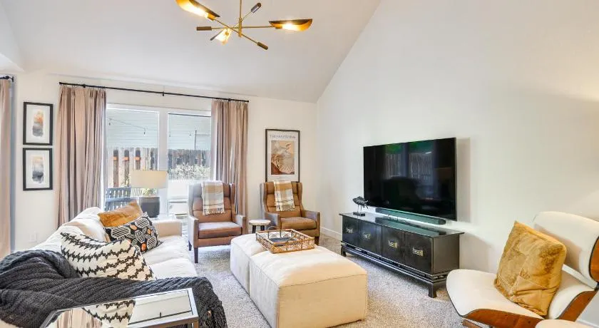 Deck & Gas Fire Pit: Gorgeous Home in Beaverton - Image 1