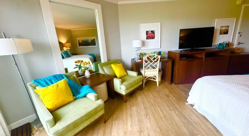 Pristine Hotel Room at Popular Resort - Image 1