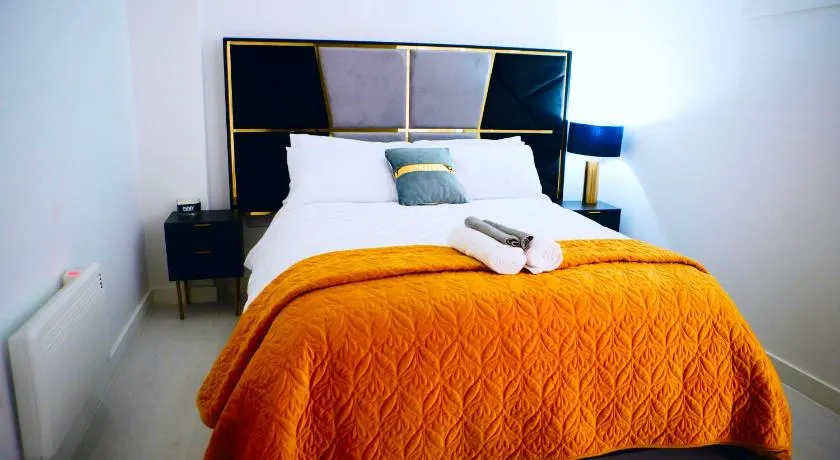 Perfect 1 Bed Apartment Sleeps 5 1 Kingsize bed 1 double Sofabed & Foldable Single bed Free Parking Wifi good transport network shopping Holiday Makers Families Contractors in North London - Image 1