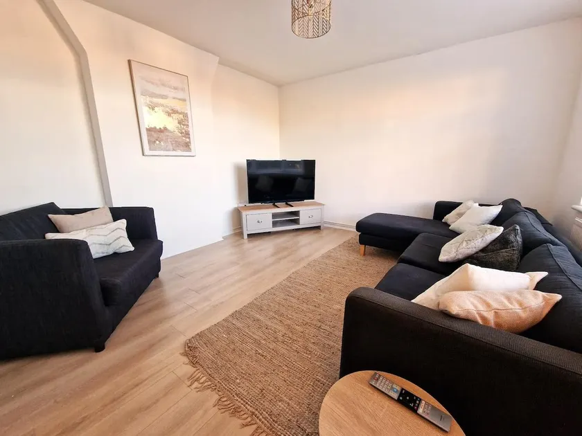AO Home Lettings - Ferryhills House - Image 1