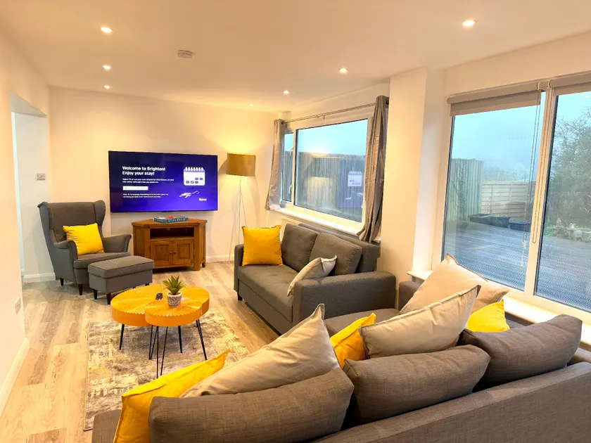 Spacious 3 Bedroom Brighton Home - South Downs - Stunning Sea Views - Garden - Pool Table - FREE Parking - Image 1