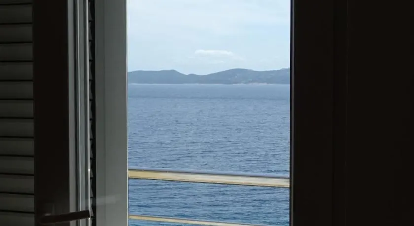 6-pax Apartment ON THE BEACH - TOP Floor, Great sea view, Parking ensured - Image 1