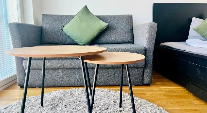 Cozy studio apartment 6 mins by Train to Airport - Image 1