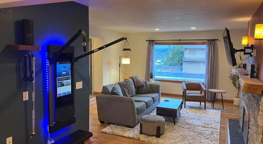 East Wenatchee Oasis 4BR, Pool, Hot Tub, Loop Trail - Image 1