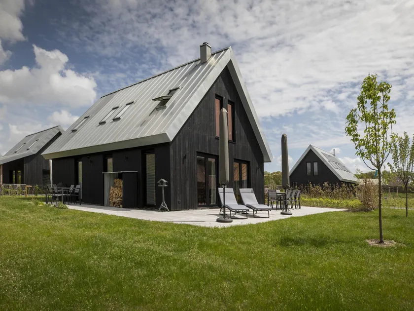 Beautiful villa with spacious garden - Image 1
