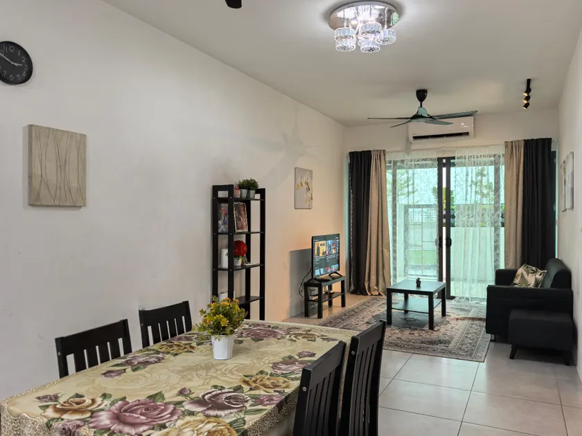 Royal Comfort Suite Meritus near swimming pool - Image 1
