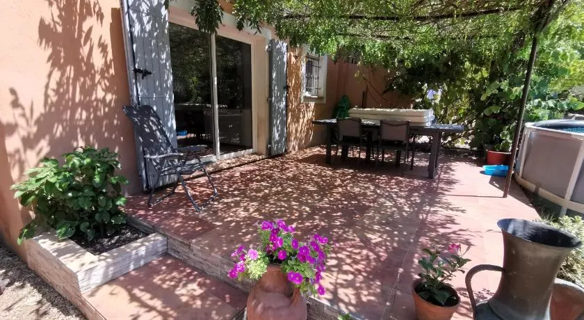 T2 indépendant terrasse et piscine au calme Var sud de la France - Image 1