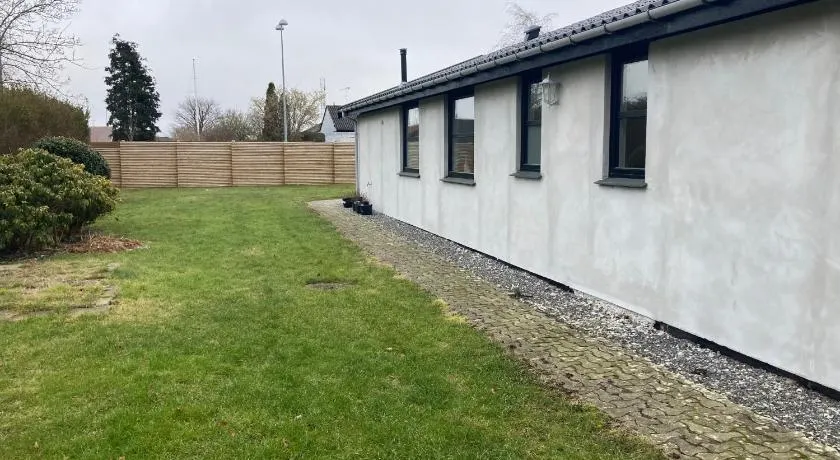 Villa med private værelser delt badeværelse/køkken, viby sj. - Image 1