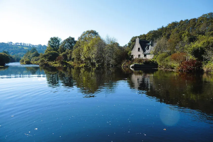 Mølle i Bretagne ved floden Aulne med kajakker - Image 1