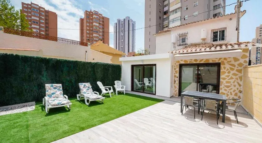 Casa MYA con terreno privado y parking compartido - a 800m de Playa Poniente - Image 1