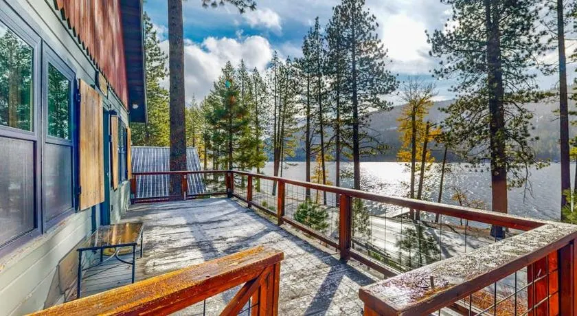 Dog-friendly waterfront cabin with lake views & access - close to slopes - Image 1