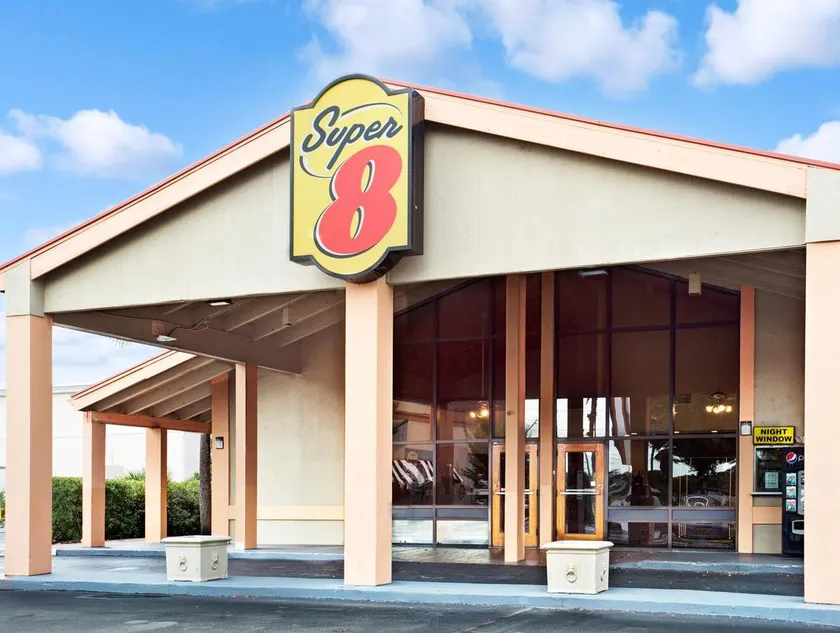 Super 8 by Wyndham Kissimmee/Maingate/Orlando Area - Image 1