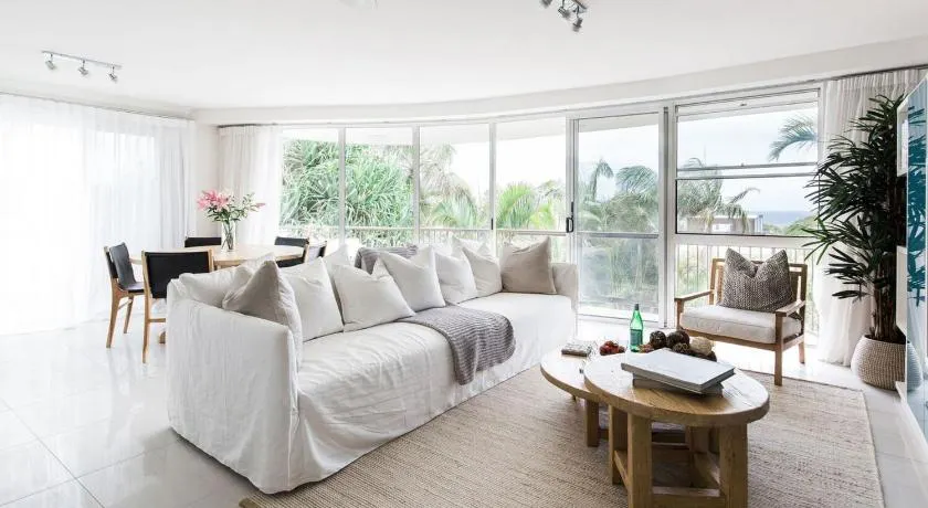 Sunshine Retreat offers Ocean Views and style - Image 1