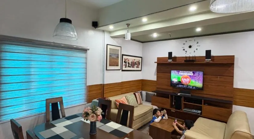 3BR 70sqm Free internet, Penthouse unit in Ermita, Manila near US Embassy - Image 1